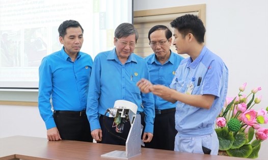 Phó Chủ tịch Thường trực Tổng LĐLĐVN - Trần Thanh Hải (thứ hai từ trái sang) trao đổi với công nhân có sáng kiến được công nhận của Công ty TNHH Điện Stanley Việt Nam. Ảnh: Kiều Vũ