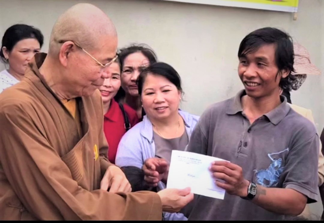 Hòa thượng Thích Châu Quang - Trưởng ban Trị sự Giáo hội Phật giáo Việt Nam tỉnh Ðắk Lắk, trụ trì Chùa Sắc tứ Khải Ðoan - tặng quà cho những người có hoàn cảnh khó khăn trên địa bàn. Ảnh: Công Lý