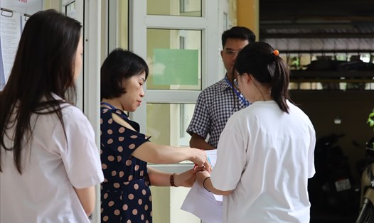 Thí sinh làm thủ tục dự thi tại điểm Trường THCS Thăng Long, Ba Đình, Hà Nội. Ảnh: Minh Hà