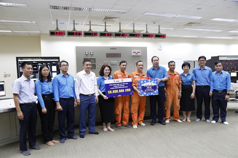 Đoàn công tác của Công đoàn Điện lực Việt Nam trao số tiến 50 triệu đồng và phần quà trị giá 2 triệu đồng cho đoàn viên, người lao động Công ty Nhiệt điện Phú Mỹ. Ảnh: Công đoàn ĐLVN