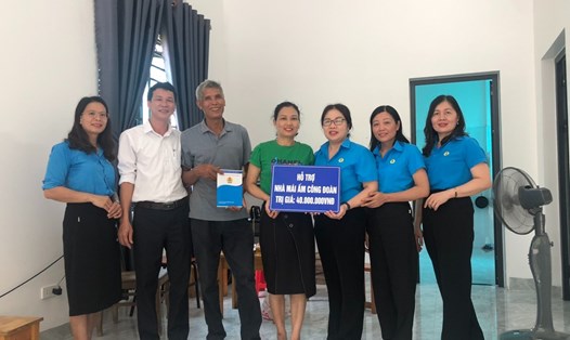 Trao hỗ trợ từ nguồn Quỹ Mái ấm Công đoàn cho cô giáo Bùi Thị Nhung. Ảnh: CĐGD Nghệ An  