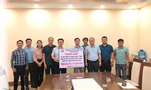 Lãnh đạo Công đoàn Tổng Công ty Thép Việt Nam trao hỗ trợ cho đại diện người lao động. Ảnh: Công đoàn VNSTEEL
