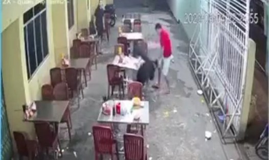 Cảnh người đàn ông đánh người phụ nữ trong quán. Ảnh: Cắt từ Clip