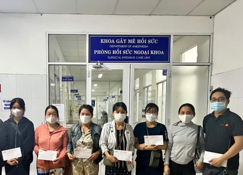 Mạnh thường quân tặng quà cho người nhà các bệnh nhân đang điều trị tại Bệnh viện Đà Nẵng. Ảnh: Phòng Công tác xã hội, Bệnh viện Đà Nẵng