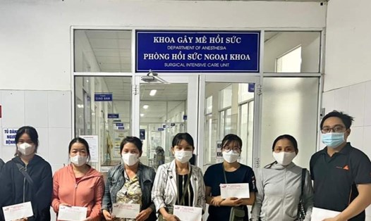 Mạnh thường quân tặng quà cho người nhà các bệnh nhân đang điều trị tại Bệnh viện Đà Nẵng. Ảnh: Phòng Công tác xã hội, Bệnh viện Đà Nẵng