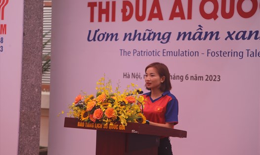 Nguyễn Thị Oanh phát biểu tại lễ khai mạc trưng bày chuyên đề Thi đua ái quốc. Ảnh: Thùy Trang
