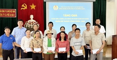 Trao tặng quà cho công nhân lao động Tổng công ty có hoàn cảnh khó khăn. Ảnh: Đình Tưởng