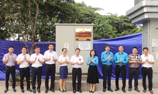 Gắn biển công trình chào mừng Đại hội Công đoàn tỉnh Bắc Ninh lần thứ XVII, nhiệm kỳ 2023-2028. Ảnh: Công đoàn Bắc Ninh