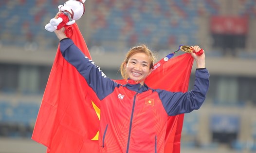 Nguyễn Thị Oanh trên bục nhận huy chương vàng tại SEA Games 32. Ảnh: Thanh Vũ