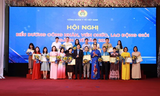 Ông Ngọ Duy Hiểu - Phó Chủ tịch Tổng Liên đoàn Lao động Việt Nam và lãnh đạo Công đoàn Y tế Việt Nam tặng hoa và Bằng khen cho người lao động giỏi ngành y. Ảnh: CĐYTVN