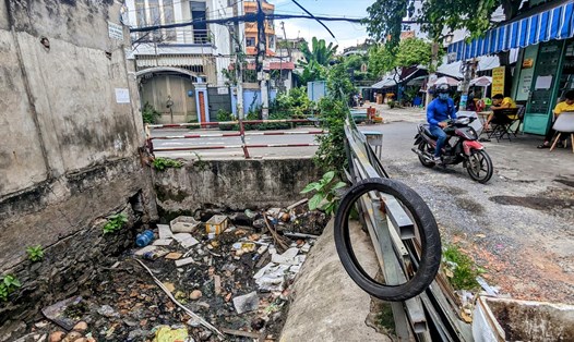 Kênh thoát nước sân bay Tân Sơn Nhất ngập ngụa rác. Ảnh: Anh Tú