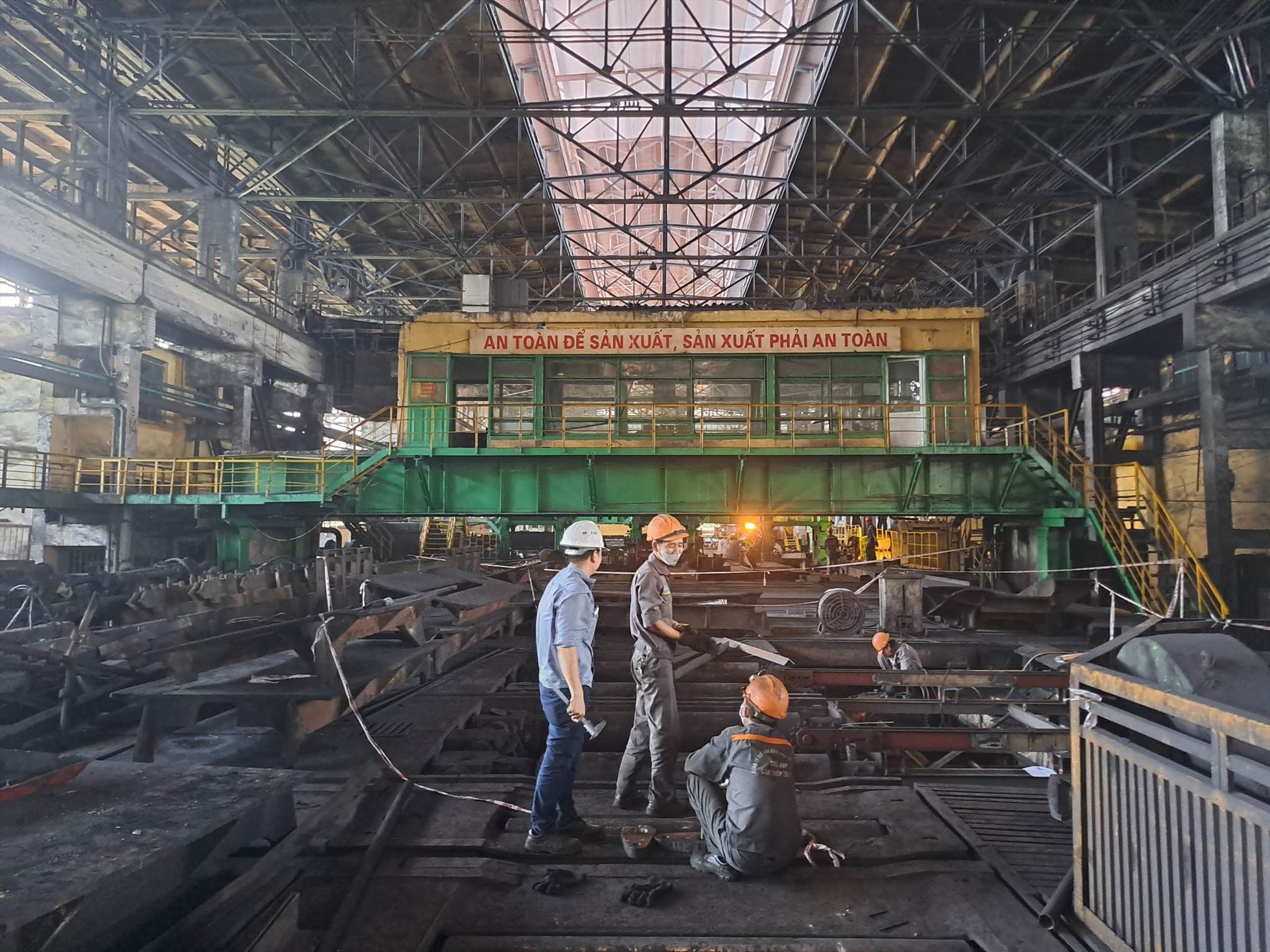 Ngành thép khó khăn công nhân phải làm việc luân phiên. Ảnh: Minh Hạnh
