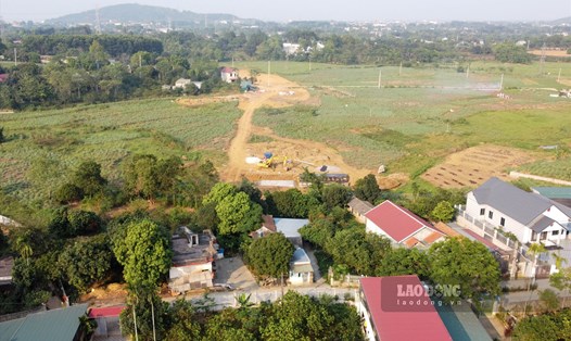 Dự án đường kết nối thị trấn Lương Sơn – Xuân Mai, Hà Nội (giai đoạn 1) thi công cầm chừng do thiếu mặt bằng. Ảnh: MN.