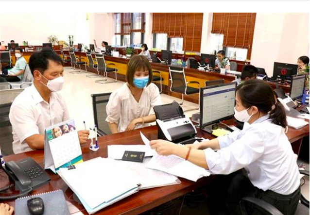 Viên chức 2 năm liên tiếp đạt danh hiệu chiến sĩ thi đua cơ sở thì có thể được xét nâng bậc lương trước thời hạn 6 tháng. Ảnh minh hoạ: TTXVN.