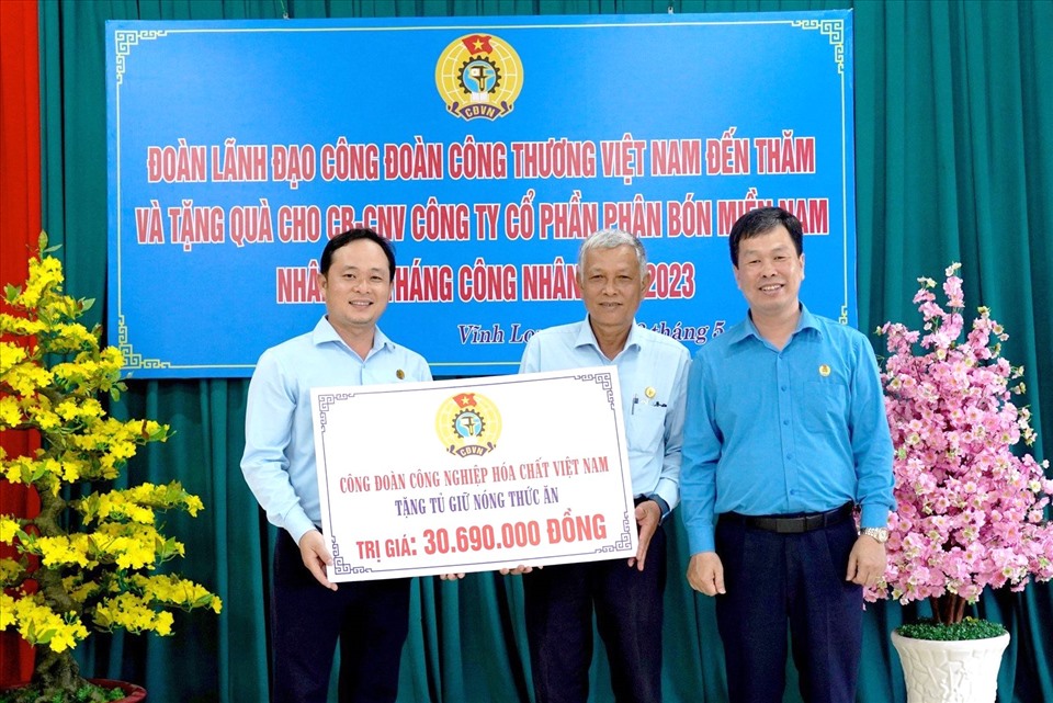 Lãnh đạo Công đoàn Công nghiệp Hoá chất Việt Nam tặng công đoàn cơ sở tủ giữ ấm thức ăn nhằm phục vụ tốt bữa ăn ca công nhân. Ảnh: Công đoàn Hoá chất