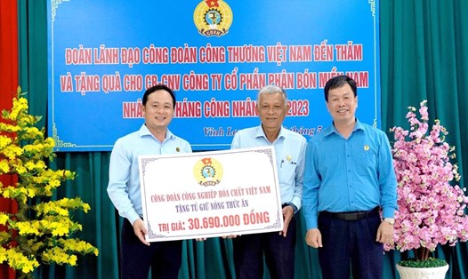 Lãnh đạo Công đoàn Công nghiệp Hoá chất Việt Nam tặng công đoàn cơ sở tủ giữ ấm thức ăn nhằm phục vụ tốt bữa ăn ca công nhân. Ảnh: Công đoàn Hoá chất