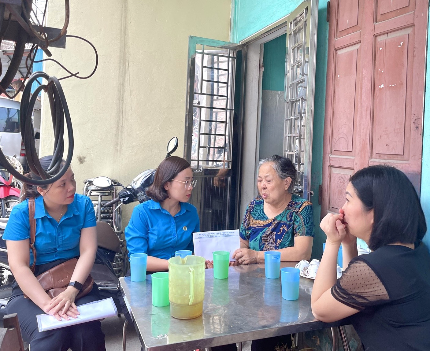 Lãnh đạo Liên đoàn Lao động thành phố Bắc Giang trao hỗ trợ và động viên gia đình vượt qua khó khăn, mất mát. Ảnh: LĐLĐ thành phố Bắc Giang