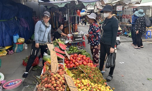 Nhiều loại trái cây được bán với mức giá rẻ ở chợ truyền thống TP Hồ Chí Minh. Ảnh: Hạ Mây