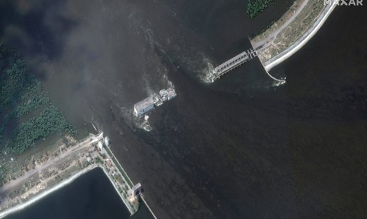 Ảnh vệ tinh cho thấy đập Nova Khakovka gần Kherson bị vỡ. Ảnh: Maxar