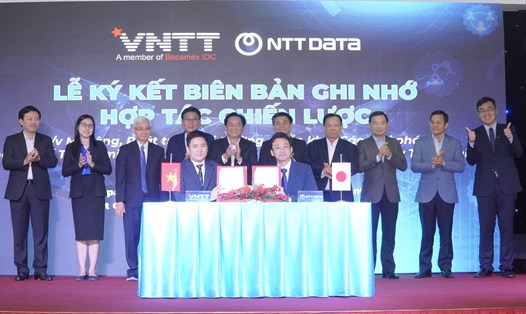 Đại diện Công ty VNTT và NTT DATA ký kết biên bản ghi nhớ hợp tác chiến lược phát triển trong thời gian tới. Ảnh: Hoàng Anh