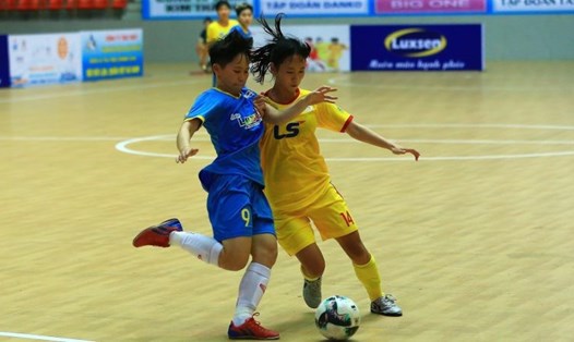 TPHCM (vàng) và Sơn Luxsen tranh tài sớm nhất tại vòng 1 giải futsal nữ vô địch quốc gia 2023. Ảnh: VFF