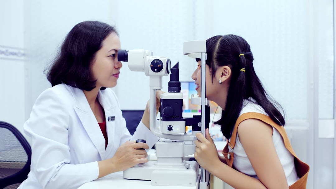 Viên chức khúc xạ nhãn khoa có mã chức danh nghề nghiệp được quy định theo Điều 2 Thông tư 14/2021/TT-BYT. Ảnh minh hoạ: TTXVN.