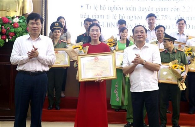 Lãnh đạo tỉnh Hưng Yên trao bằng khen cho tập thể, cá nhân điển hình tiên tiến trong các phong trào thi đua yêu nước. Ảnh: TTXVN