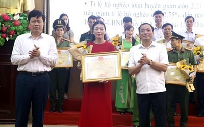 Lãnh đạo tỉnh Hưng Yên trao bằng khen cho tập thể, cá nhân điển hình tiên tiến trong các phong trào thi đua yêu nước. Ảnh: TTXVN