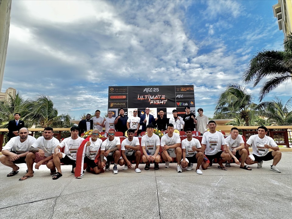 Các võ sĩ chụp ảnh với ban tổ chức trước sự kiện AFC 25, diễn ra vào tối 10.6. Ảnh: Phong Lê