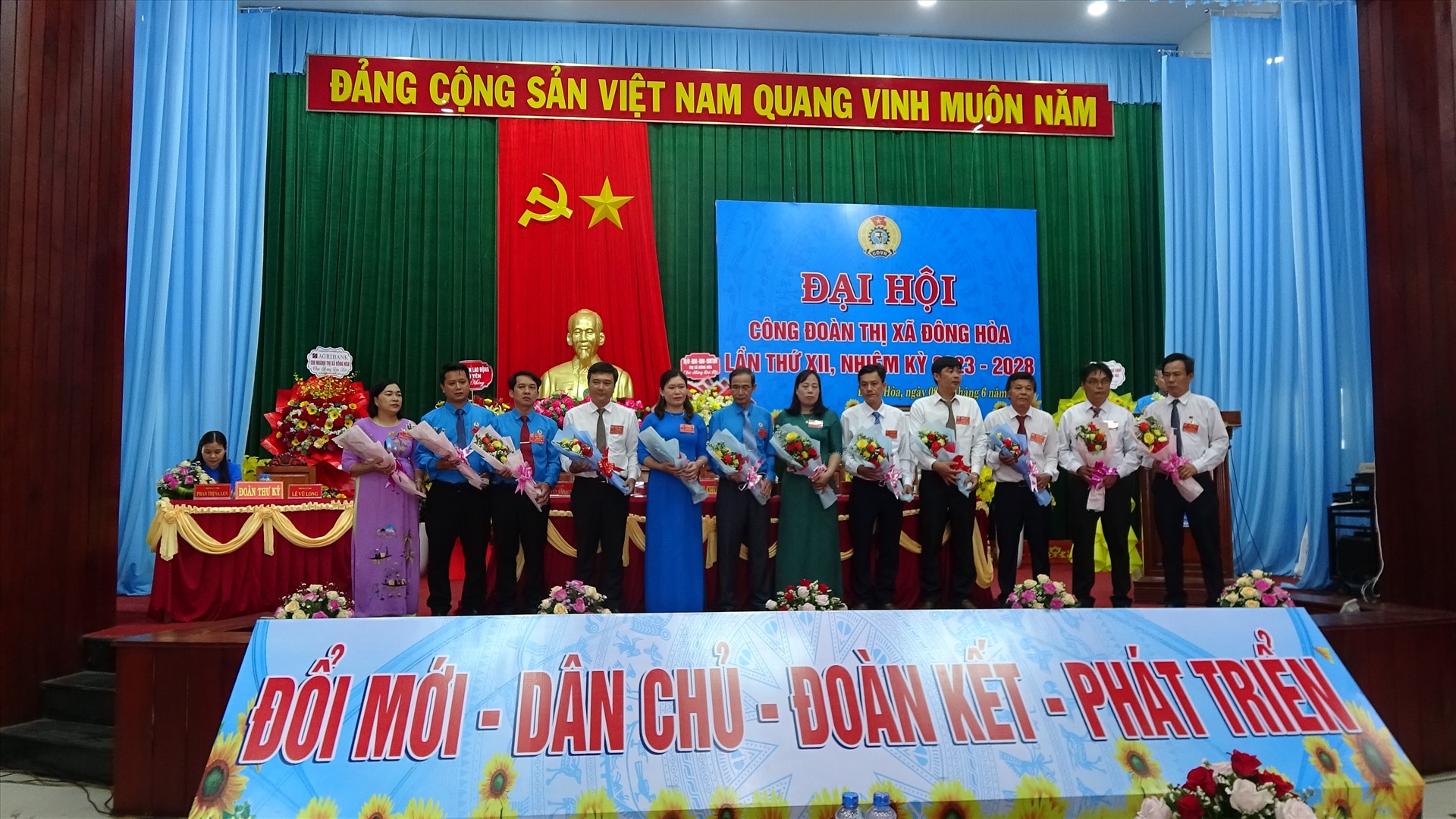 Ban Chấp hành LĐLĐ Thị xã Đông Hòa ra mắt tại đại hội. Ảnh: Mạnh Tuấn