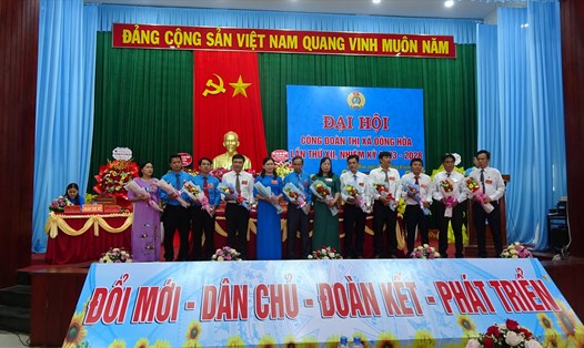 Ban Chấp hành LĐLĐ Thị xã Đông Hòa ra mắt tại đại hội. Ảnh: Mạnh Tuấn