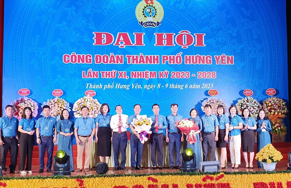 Lãnh đạo LĐLĐ tỉnh Hưng Yên chúc mừng Ban chấp hành LĐLĐ thành phố Hưng Yên nhiệm kuf 2023-2028. Ảnh: Nguyễn Thoảng
