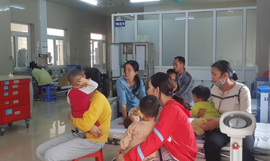 Tại Bệnh viện Sản - Nhi tỉnh Ninh Bình mỗi ngày có khoảng 400 lượt trẻ em tới khám, trong đó có khoảng 100 trẻ phải nhập viện để điều trị. Ảnh: Diệu Anh