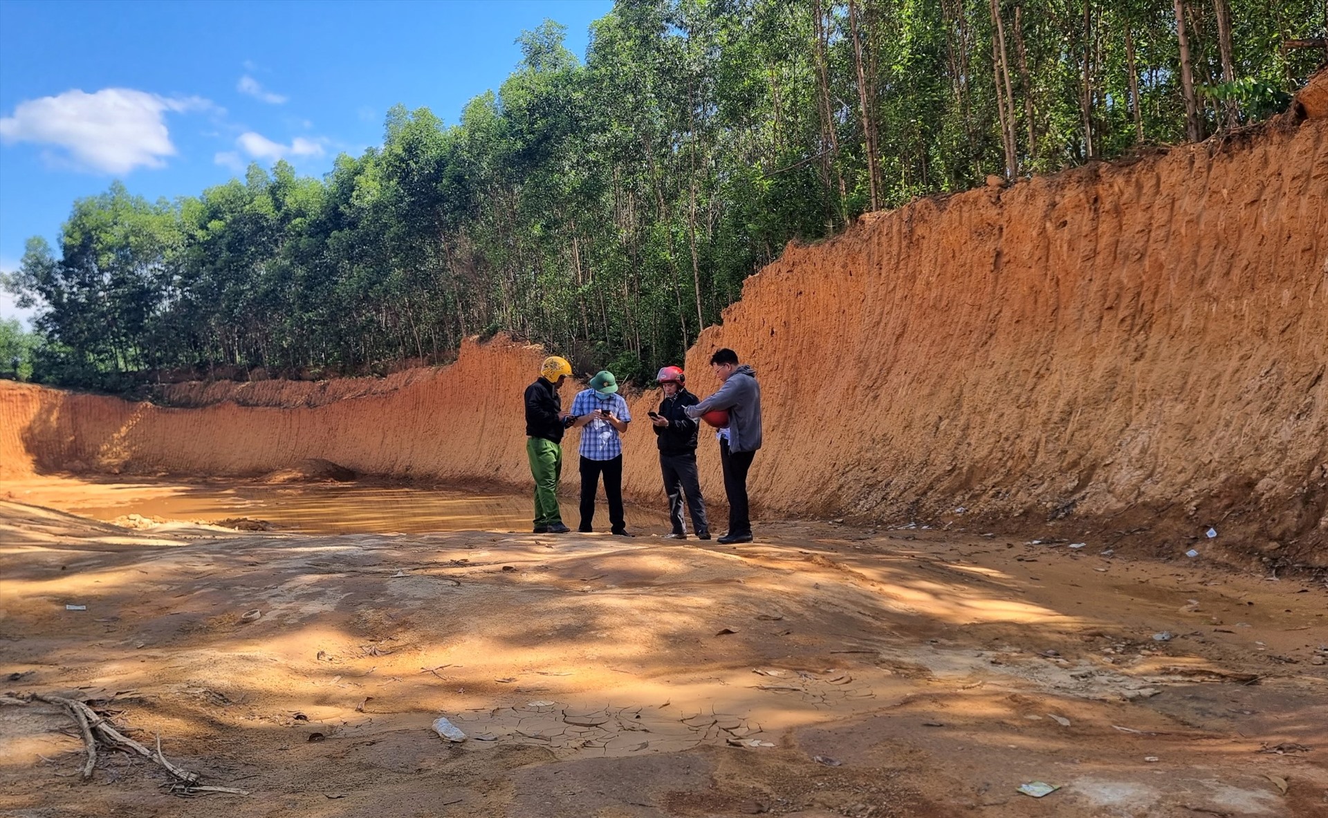 Cơ quan chức năng có mặt tại hiện trường sau khi được phóng viên thông tin việc khai thác đất trái phép. Ảnh: Hưng Thơ.