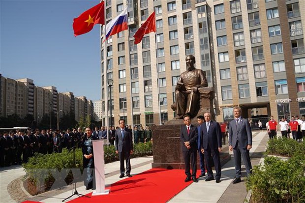 Quang cảnh lễ khánh thành tượng đài Chủ tịch Hồ Chí Minh tại thành phố St. Petersburg. Ảnh: TTXVN