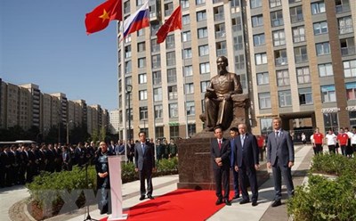 Quang cảnh lễ khánh thành tượng đài Chủ tịch Hồ Chí Minh tại thành phố St. Petersburg. Ảnh: TTXVN
