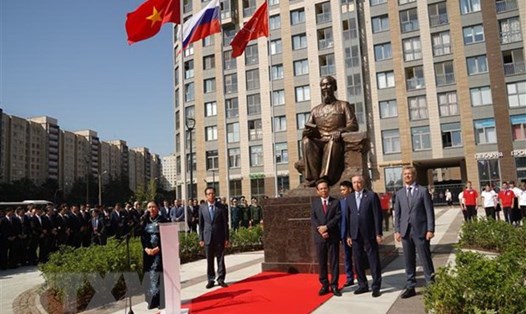 Quang cảnh lễ khánh thành tượng đài Chủ tịch Hồ Chí Minh tại thành phố St. Petersburg. Ảnh: TTXVN
