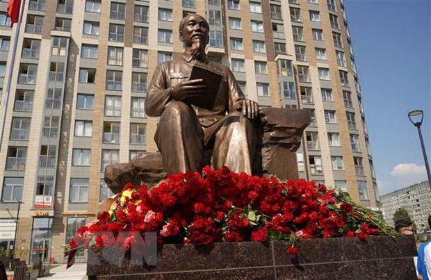 Tượng đài Chủ tịch Hồ Chí Minh tại thành phố St. Petersburg trong ngày khánh thành. Ảnh: TTXVN
