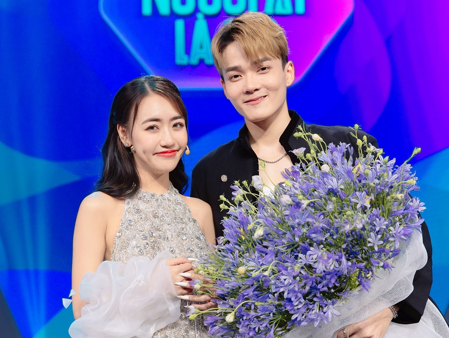 Nữ chính Người ấy là ai ra về cùng chàng ca sĩ. Ảnh: NSX.