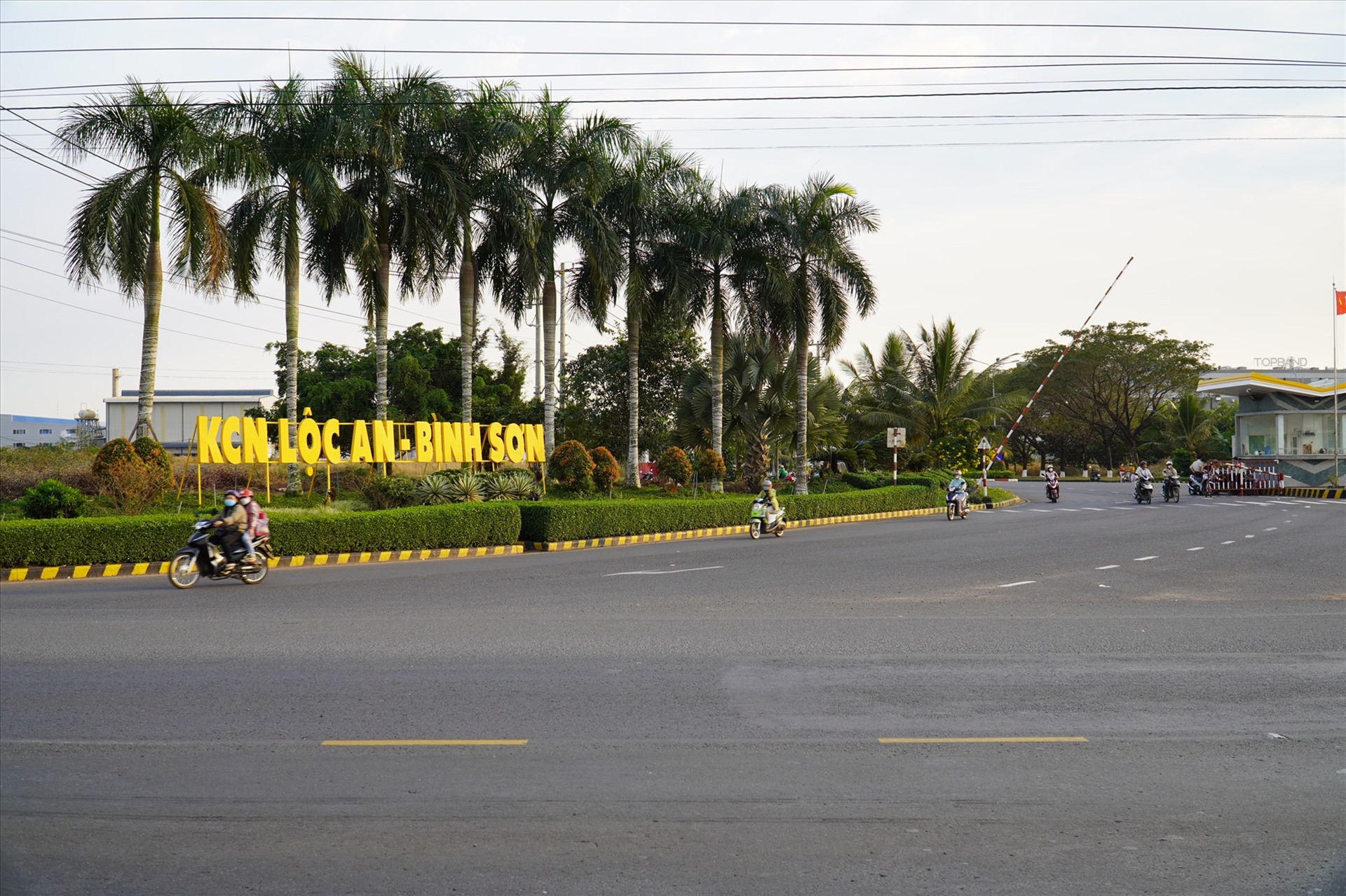 Khu công nghiệp Lộc An - Bình Sơn nằm đối diện khu tái định cư sân bay Long Thành, chỉ cách nhau con đường tỉnh lộ 769. 