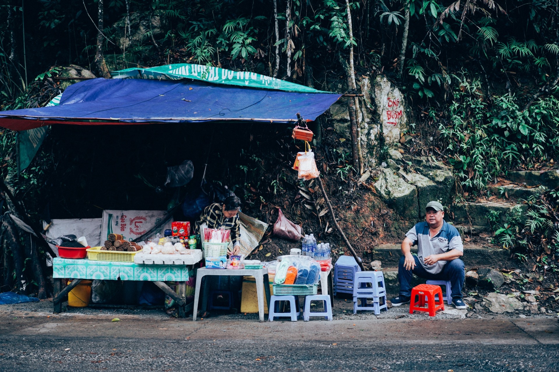 Các quán nước dọc con đường lên núi để du khách nghỉ chân