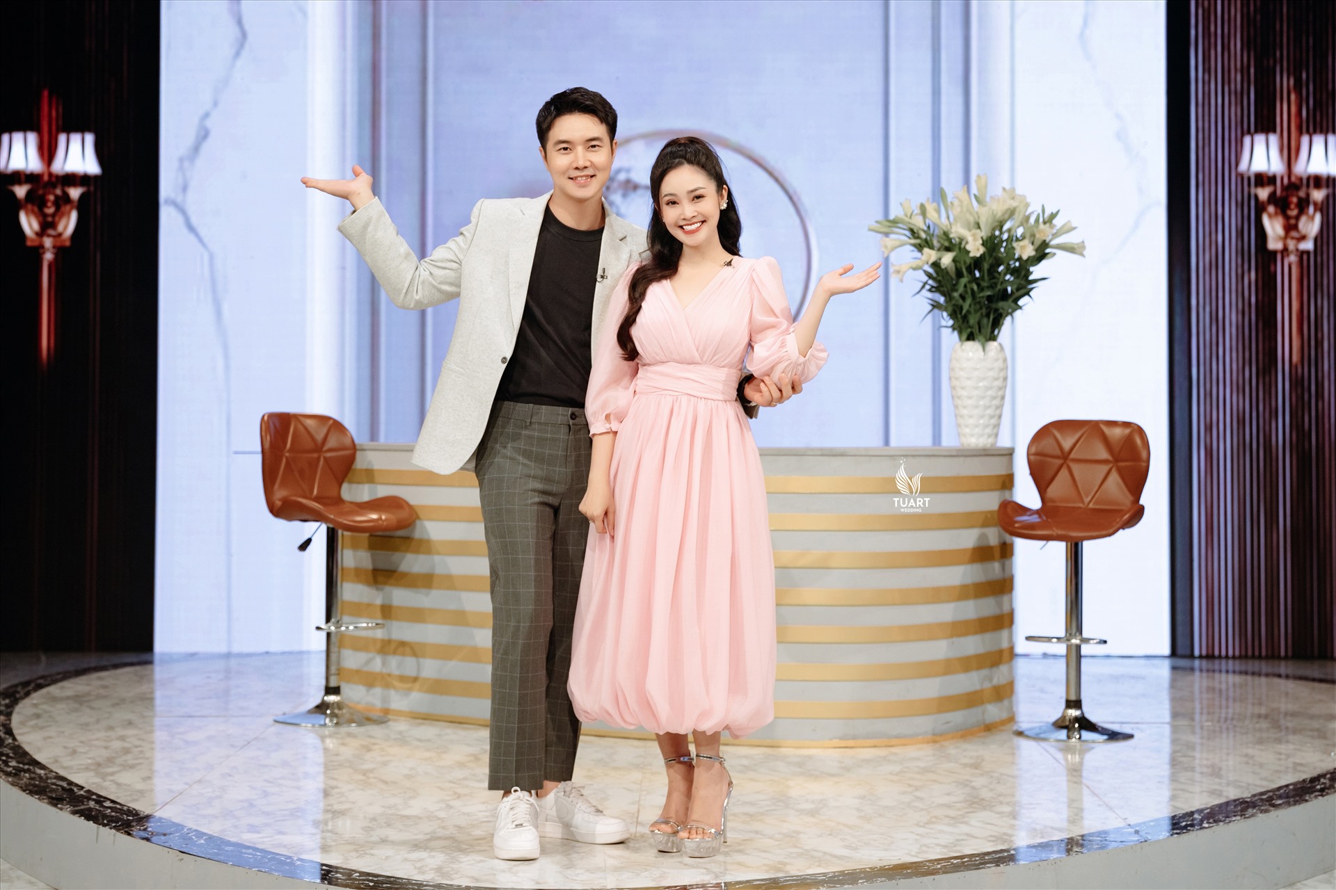 Vợ chồng MC Thuỳ Linh - Đức Hiếu tham gia chương trình "Khách sạn 5 sao". Ảnh: VTV