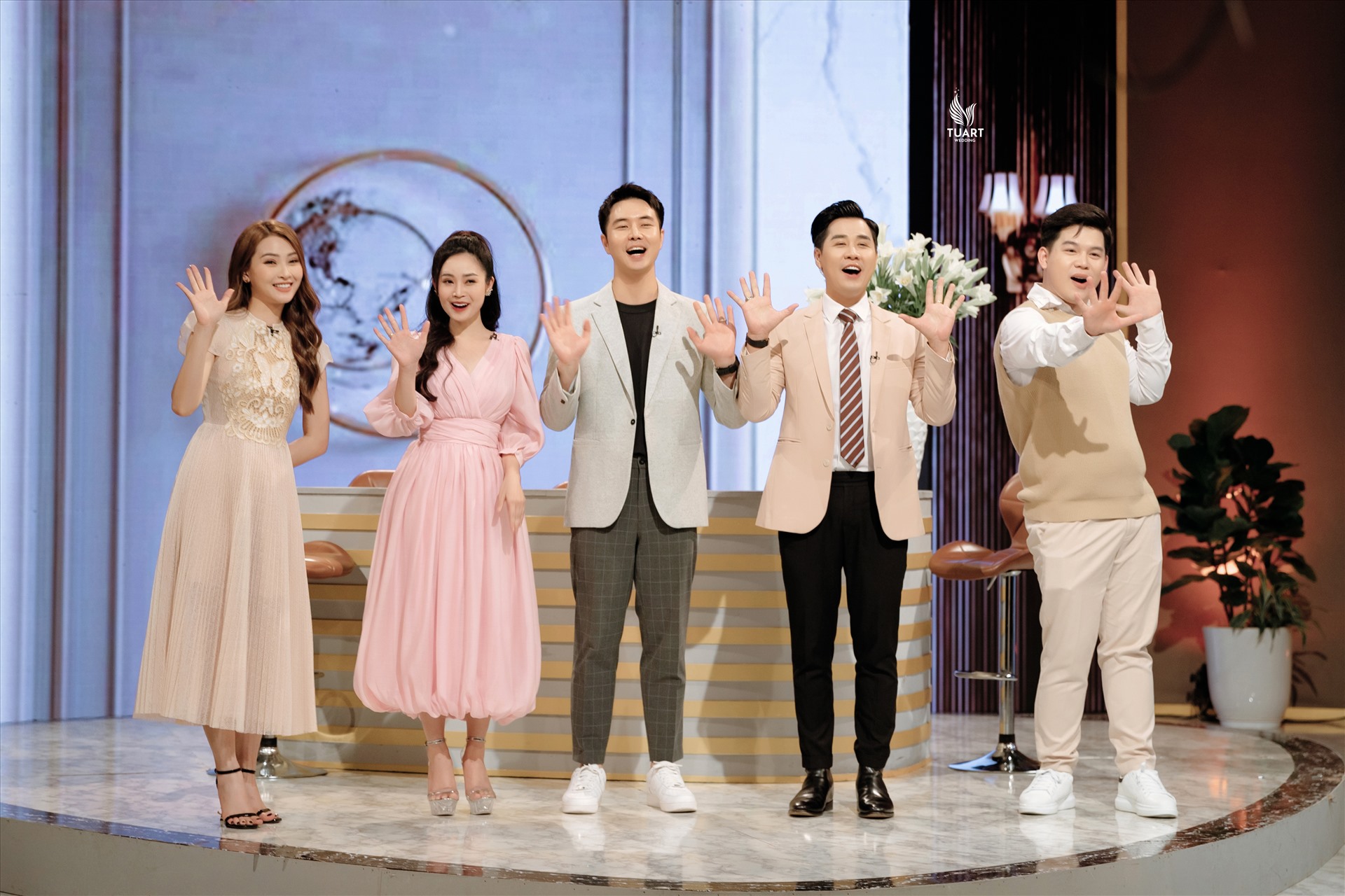 MC Thuỳ Linh và diễn viên Đức Hiếu hạnh phúc khi được khán giả chương trình “Khách sạn 5 sao” yêu mến và ủng hộ. Ảnh: VTV
