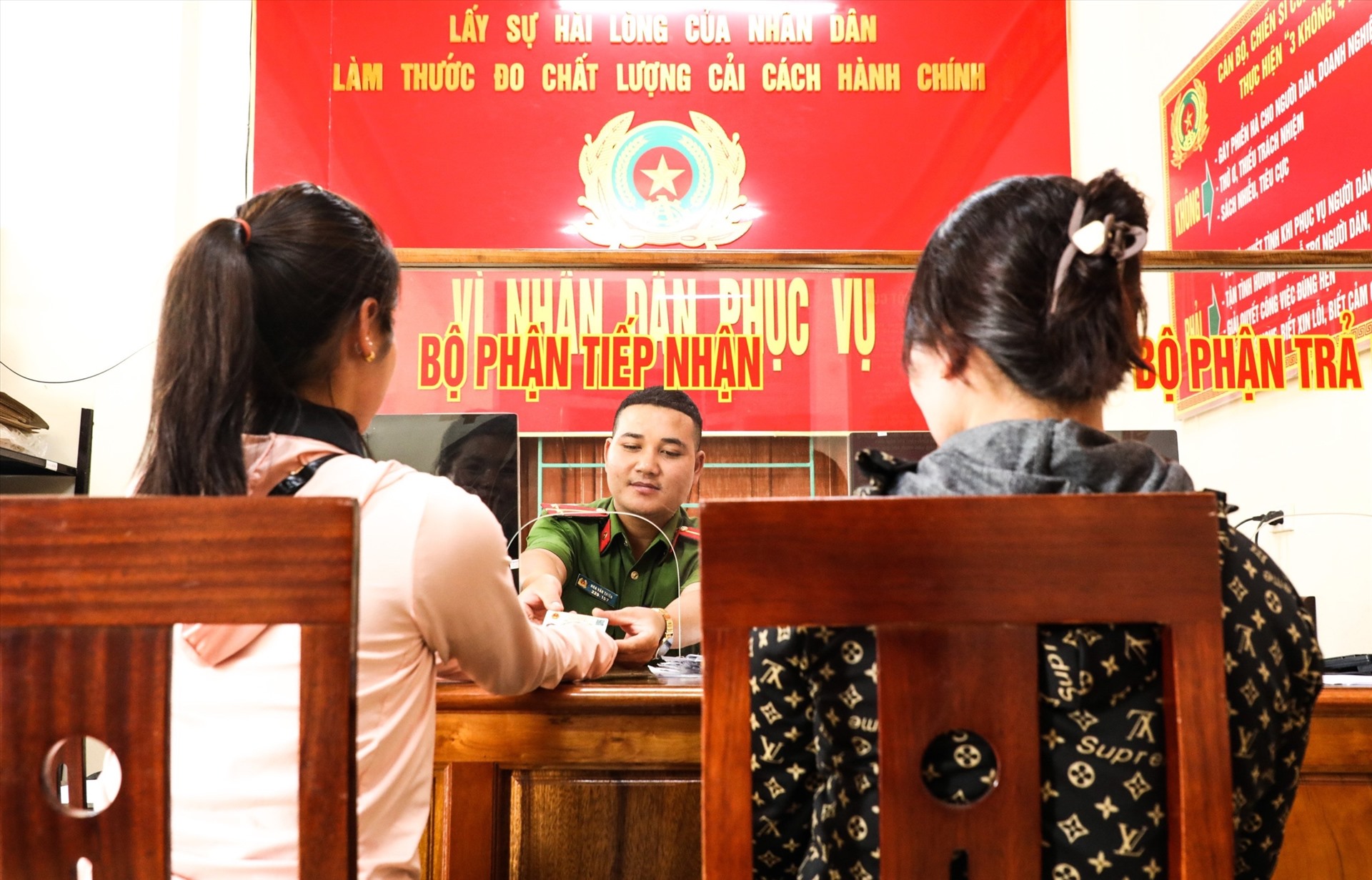 Người dân làm thủ tục hành chính tại trụ sở công an xã Hữu Kiệm (huyện Kỳ Sơn). Ảnh: Hồng Sơn