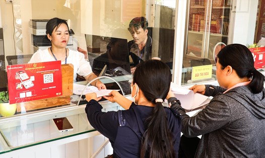 Người dân đến làm thủ tục hành chính tại Trung tâm giao dịch một cửa thị trấn Mường Xén (huyện Kỳ Sơn, Nghệ An). Ảnh Hồng Sơn