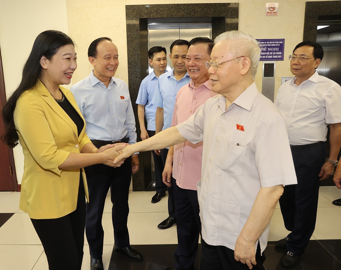 Tổng Bí thư Nguyễn Phú Trọng và đại biểu Quốc hội tiếp xúc cử tri tại quận Hai Bà Trưng. Ảnh: TTXVN 