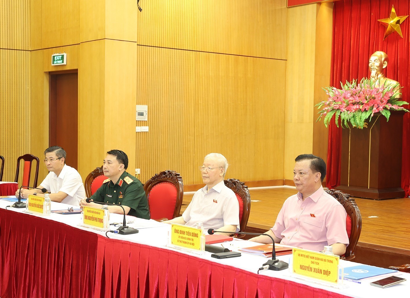 Tổng Bí thư Nguyễn Phú Trọng và các đại biểu Quốc hội Đoàn Thành phố Hà Nội tiếp xúc cử tri tại đơn vị bầu cử số 1, quận Hai Bà Trưng. Ảnh: TTXVN