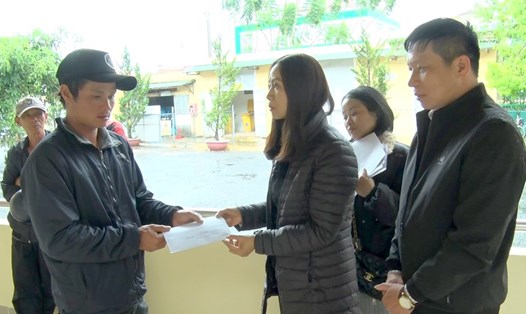 Các cơ quan chức năng đến thăm gia đình nạn nhân vụ sạt lở ở Đà Lạt, tỉnh Lâm Đồng. Ảnh: Đoàn Kiên