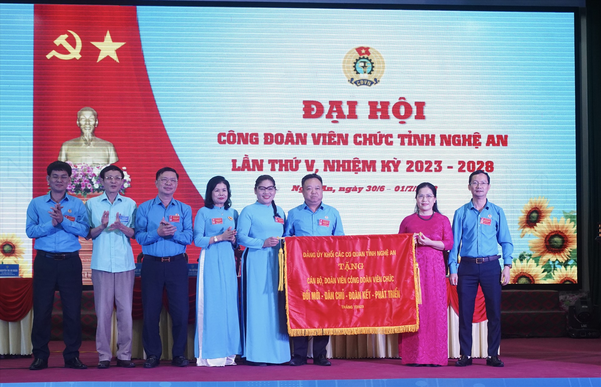 Bà Bí thư Đảng ủy Khối Các cơ quan tỉnh trao bức tướng chúc mừng đại hội. Ảnh: Quỳnh Trang