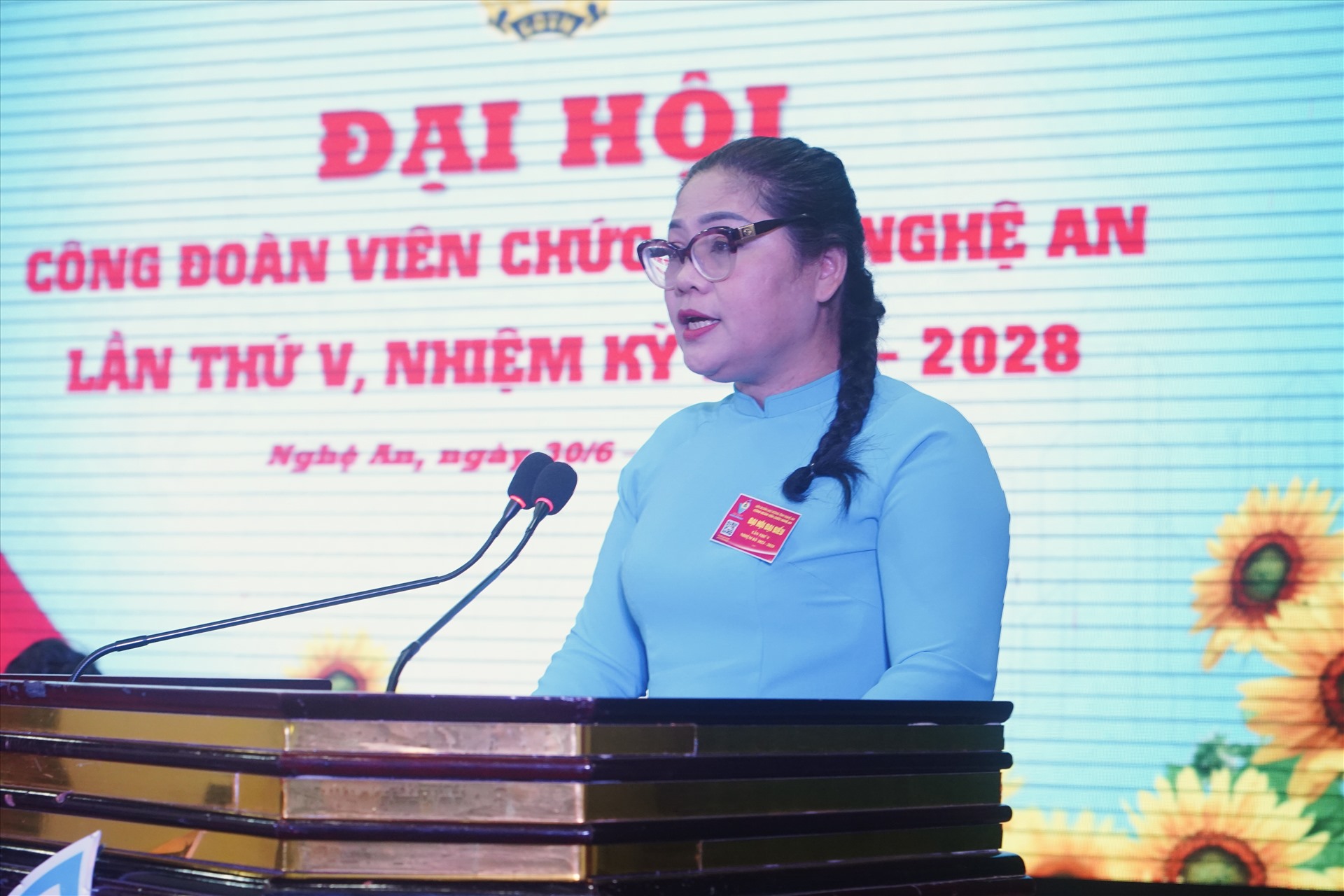 Bà Đào Thị Thanh Mai - Phó  Chủ tịch Công đoàn Viên chức Nghệ An phát biểu báo cáo tại đại hội. Ảnh: Quỳnh Trang